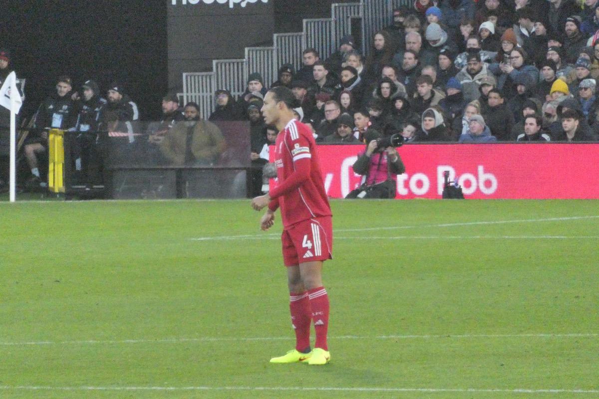 范迪克与拉莫斯、马尔蒂尼对比：三代传奇中卫的风格与传承