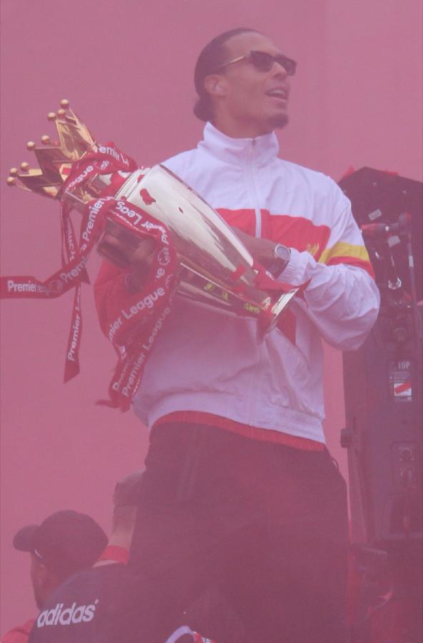 范迪克7500万转会如何改变利物浦:从防线漏洞到欧冠王者的蜕变