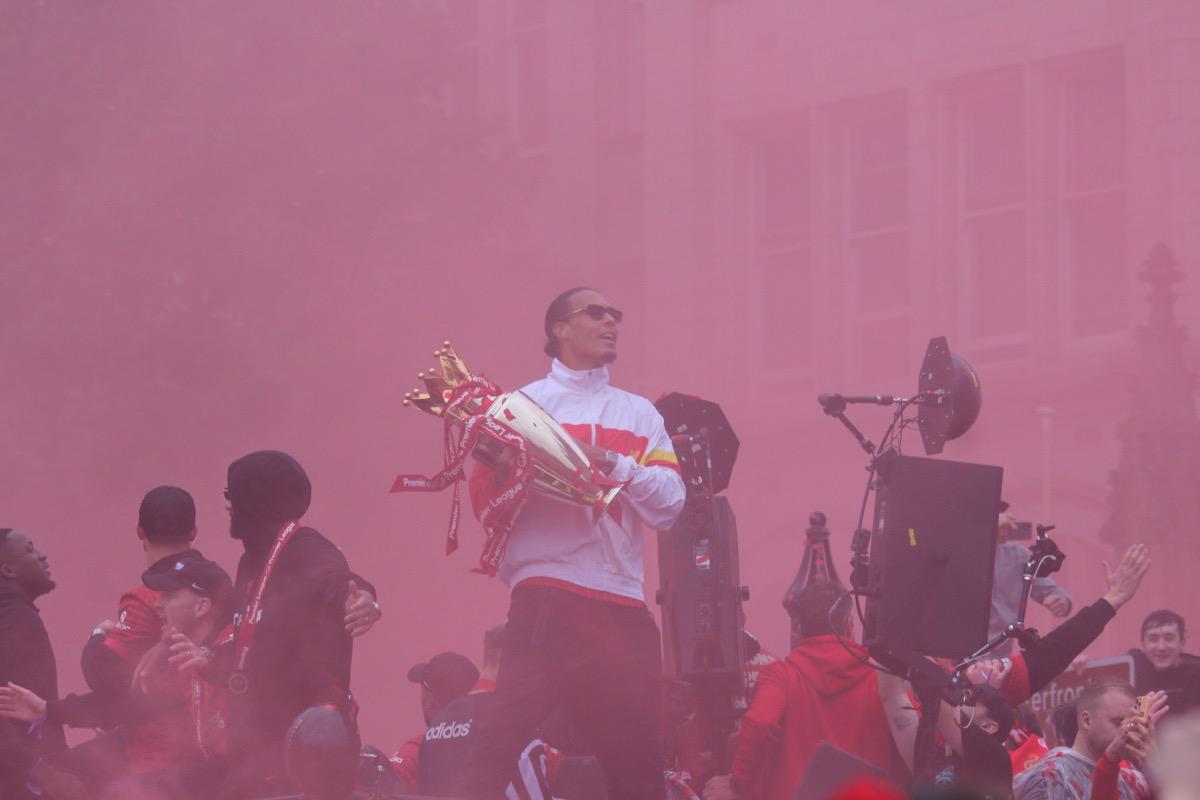 萨拉赫罗伯逊相继离去，范迪克哽咽告别：最后的守护者